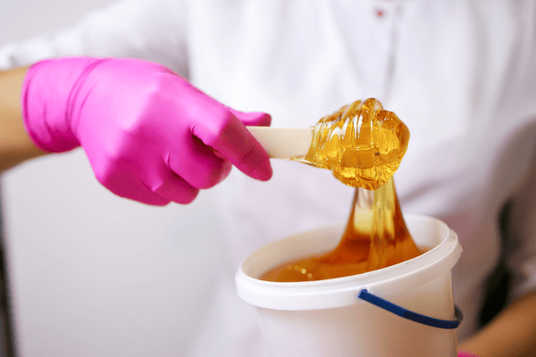 Epilarea cu zahăr vs. cu ceară: care este mai blândă cu pielea? 